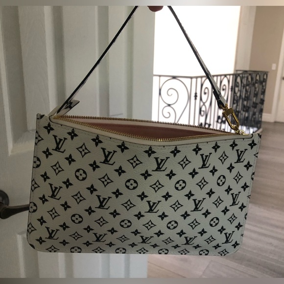 LV Handheld wristlet pouch 🖤🩵 - Picture 1 of 16